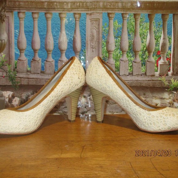 Ladie's/Junior's Heels - Picture 2 of 10